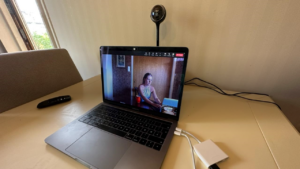 PC-skjerm som viser en jente i videomøte.